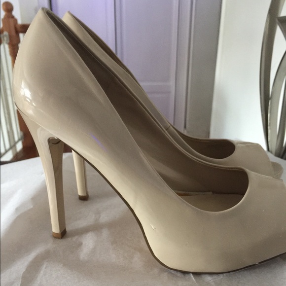 Used-Size 8 Guess Open Toe Beige Pumps - Picture 4 of 6